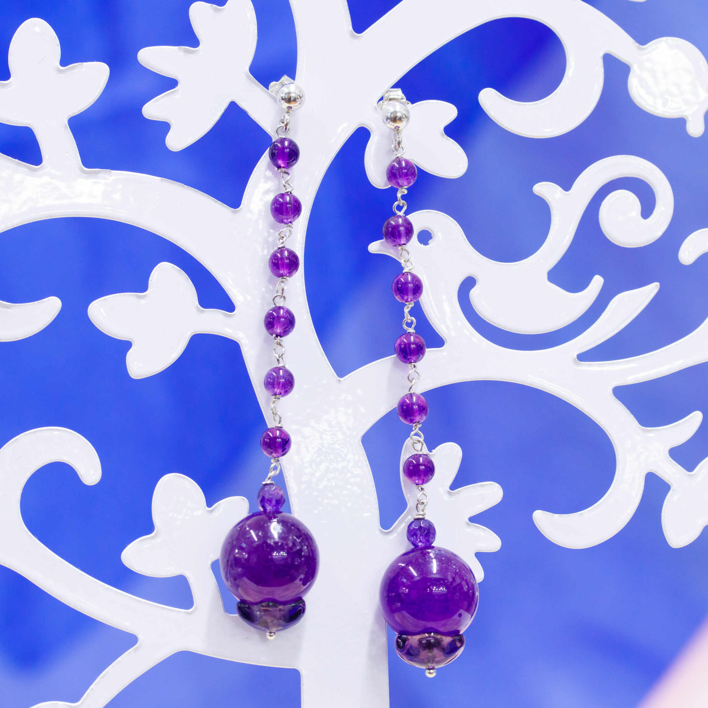 Orecchini A Perno Di Argento 925 Con Giade Viola E Catena Rosario 14x80mm