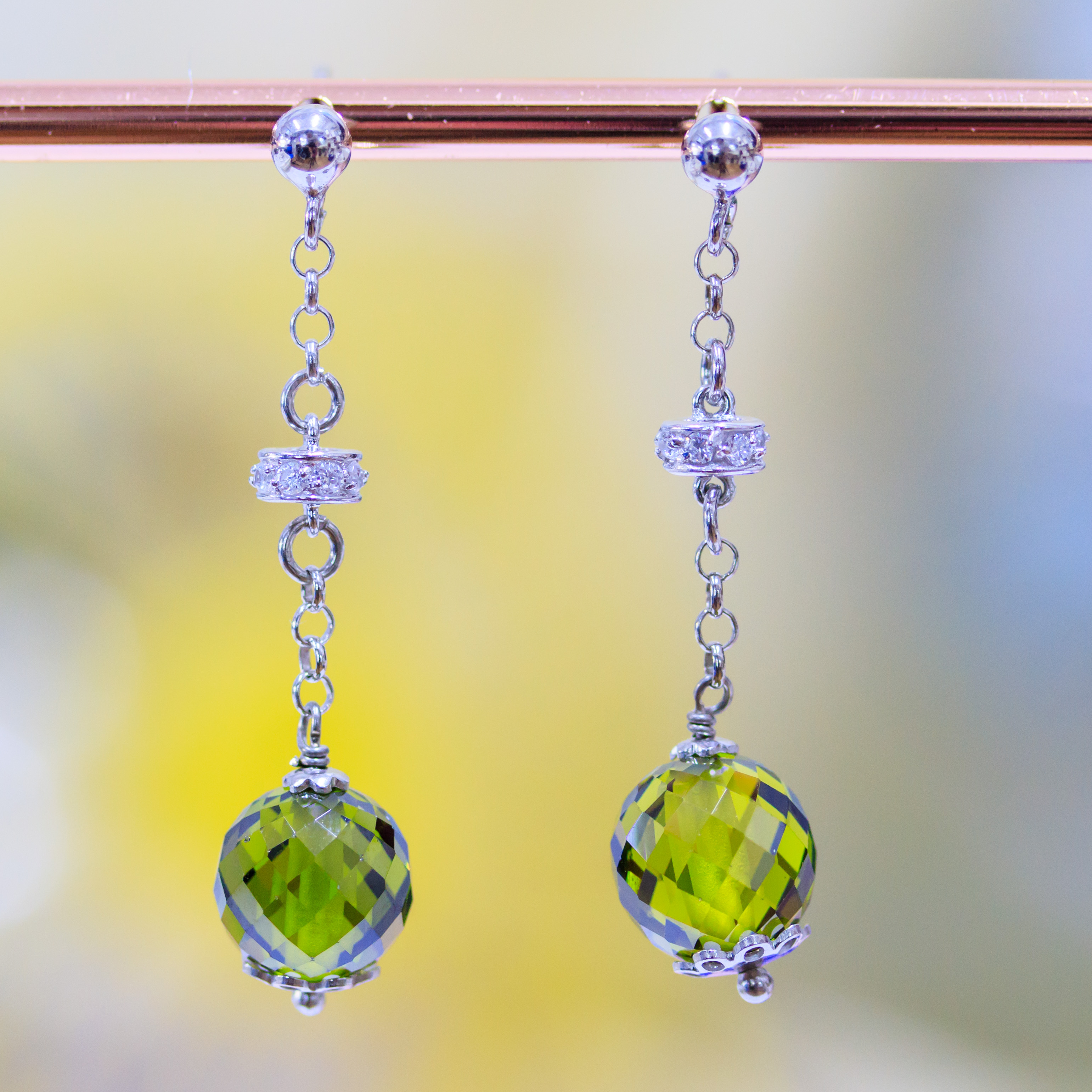 Orecchini A Perno Di Argento 925 Con Zirconi A Sfera Sfaccettata Peridot E Rondelle Zirconate 10x45mm
