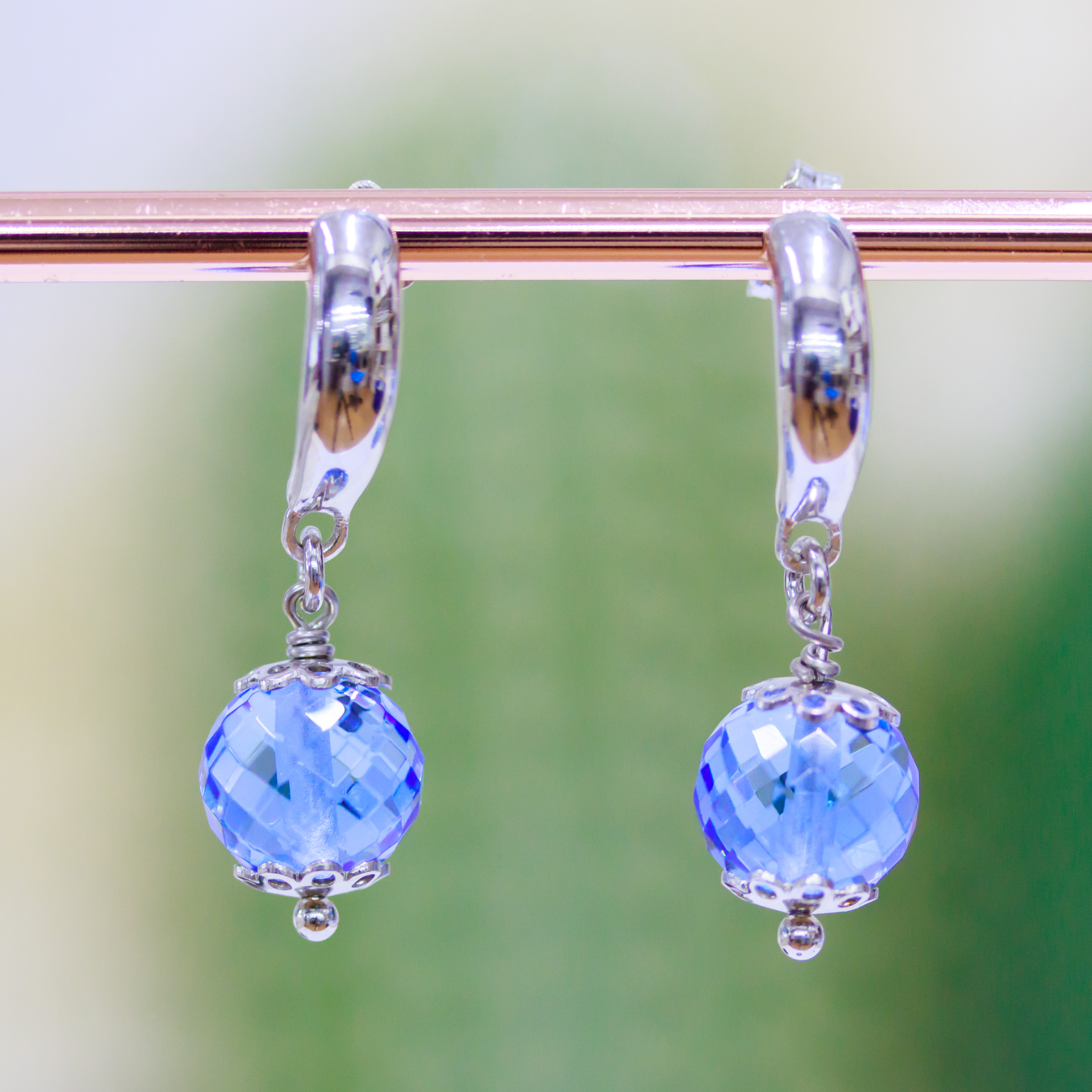 Orecchini A Perno Di Argento 925 Con Zirconi Sfera Indaco E Coppette Fiore Traforato 10x33mm