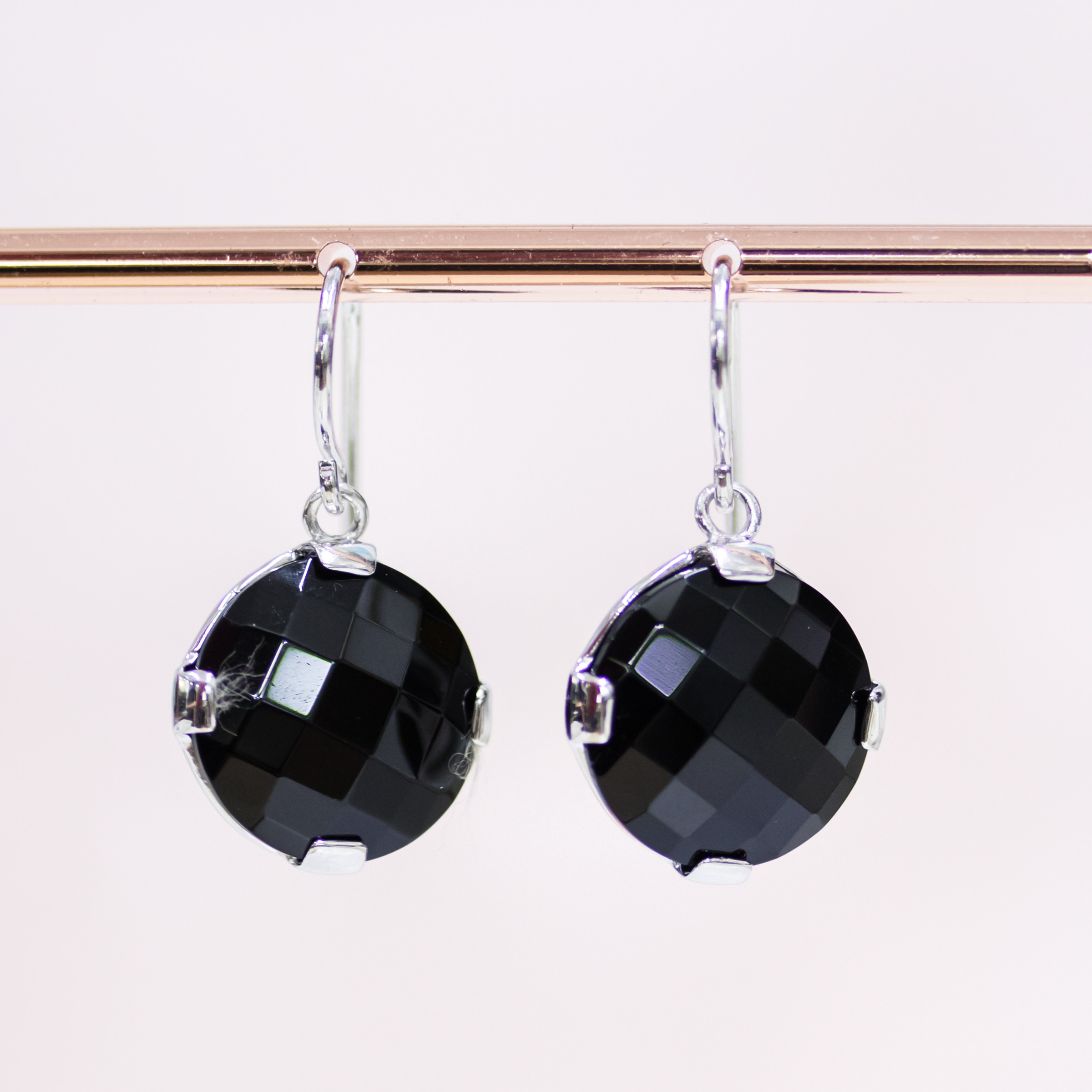 Orecchini Di Argento 925 Monachella Rodiato Con Onice Tondo Piatto Sfaccettato 18x30mm