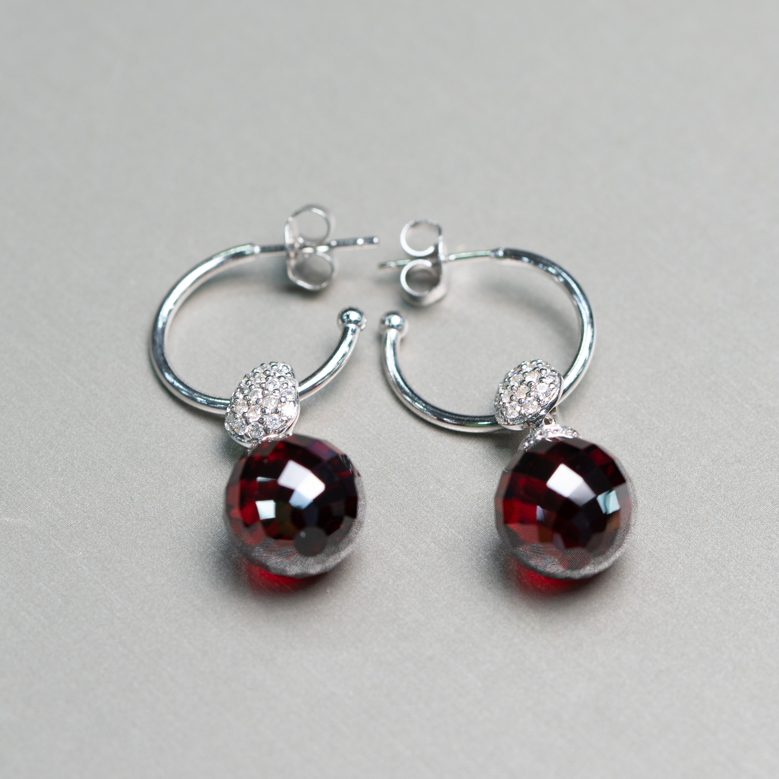 Orecchini A Perno Di Argento 925 Semicerchio Con Pendente Di Zirconi E Sfera Zirconia Rosso 12x38mm
