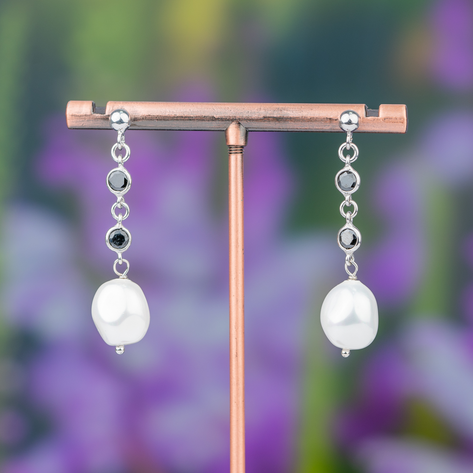 Orecchini A Perno Di Argento 925 Con Zirconi Neri E Perle Di Maiorca Irregolare 10x43mm