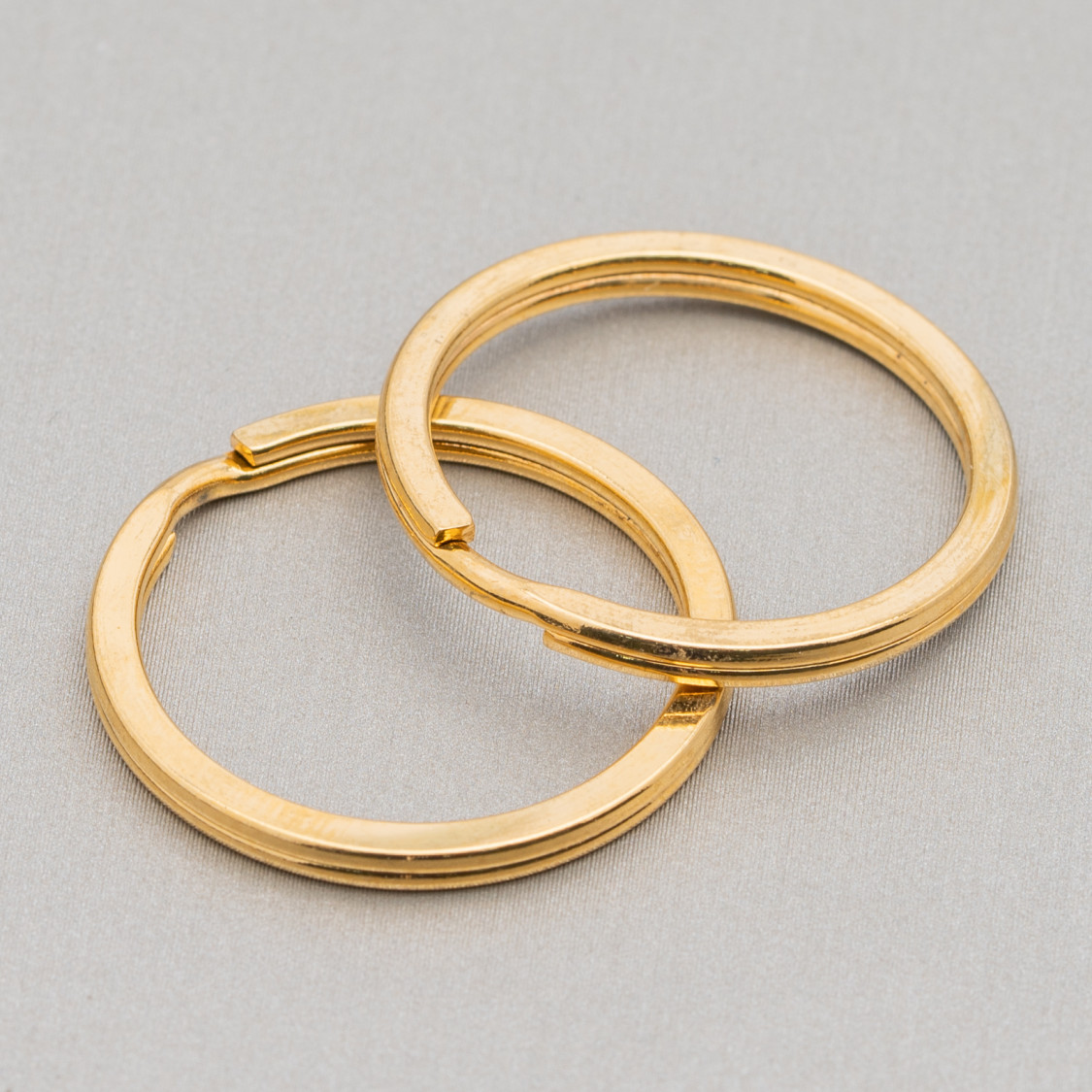 https://www.worldofjewel.com/2882-large_default/anelli-brise-di-acciaio-316l-per-portachiavi-25mm-30pz-placcato-oro.jpg