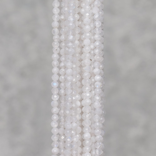Parte superior de labradorita blanca facetada con talla de diamante de 2,7 mm