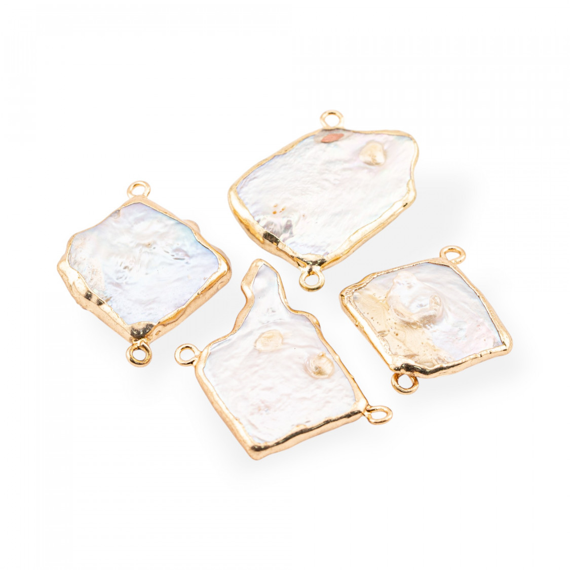 Connettore Componente Di Ottone Con Perle Di Fiume Barocche Piatte 15-25mm 4pz Forme e Dimensioni Variabili- MANGO | Worldofjewel.com