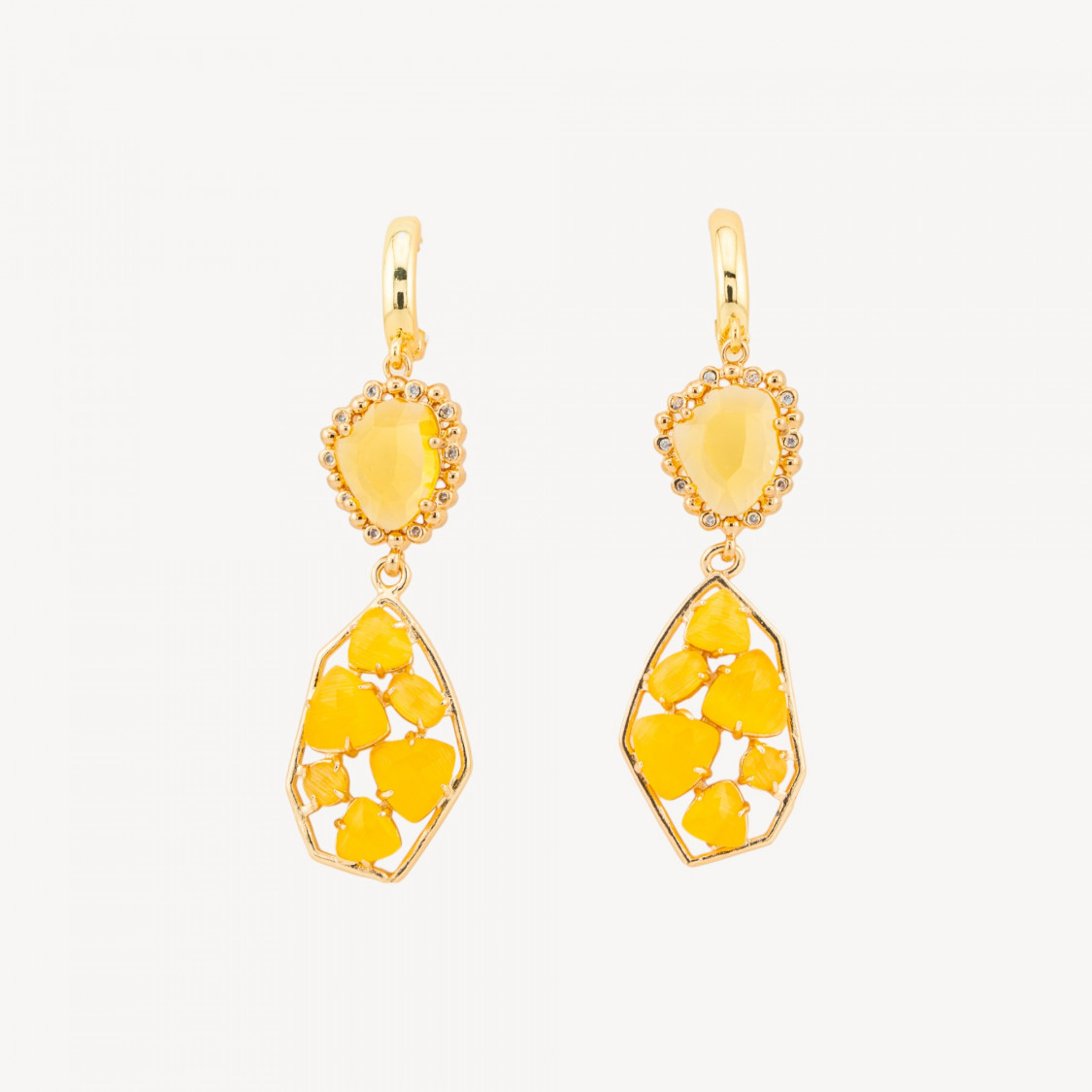 Pendientes de bronce con cierre de palanca cerrado de 17 x 65 mm con ojo de gato amarillo y cristal de circonita cúbica-PENDIENTES HECHOS CON ESTILO | Worldofjewel.com