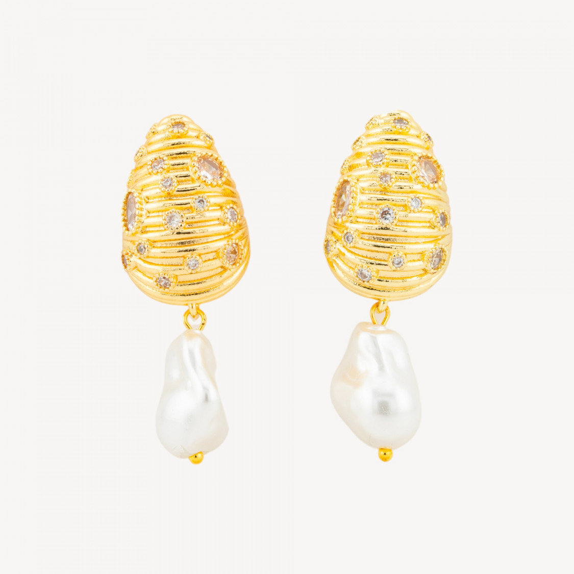 Orecchini A Perno Di Bronzo Conchiglia Con Zirconi E Perle Di Maiorca Barocche A Goccia 16x43mm Bianco-ORECCHINI MADE WITH STYLE | Worldofjewel.com