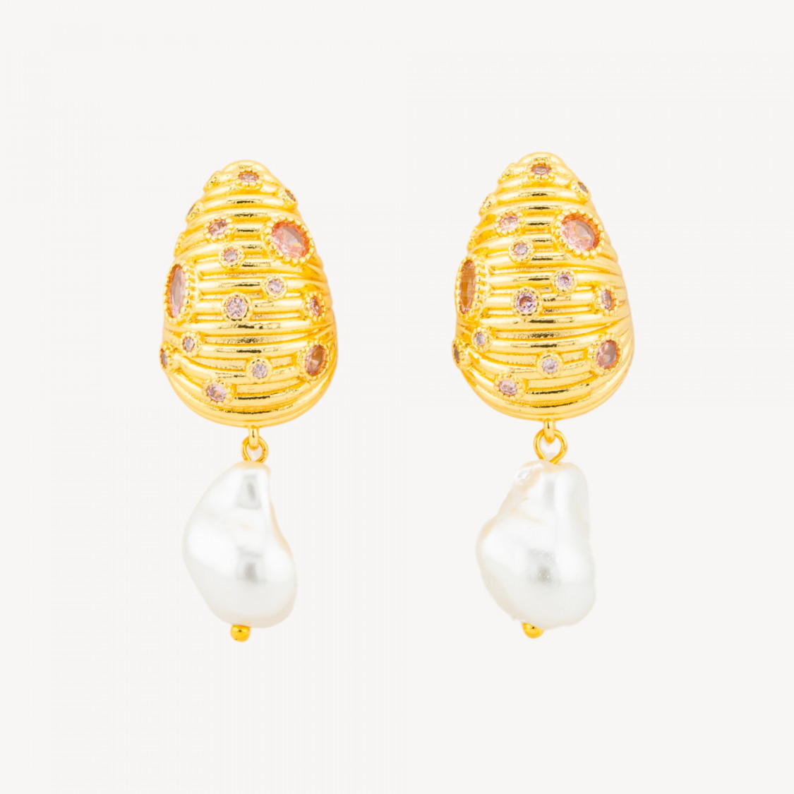 Boucles d'oreilles pendantes en bronze coquillage avec zirconiums et perles baroques de Majorque roses (16 x 43 mm).-BOUCLES D'OREILLES CONÇUES AVEC STYLE | Worldofjewel.com