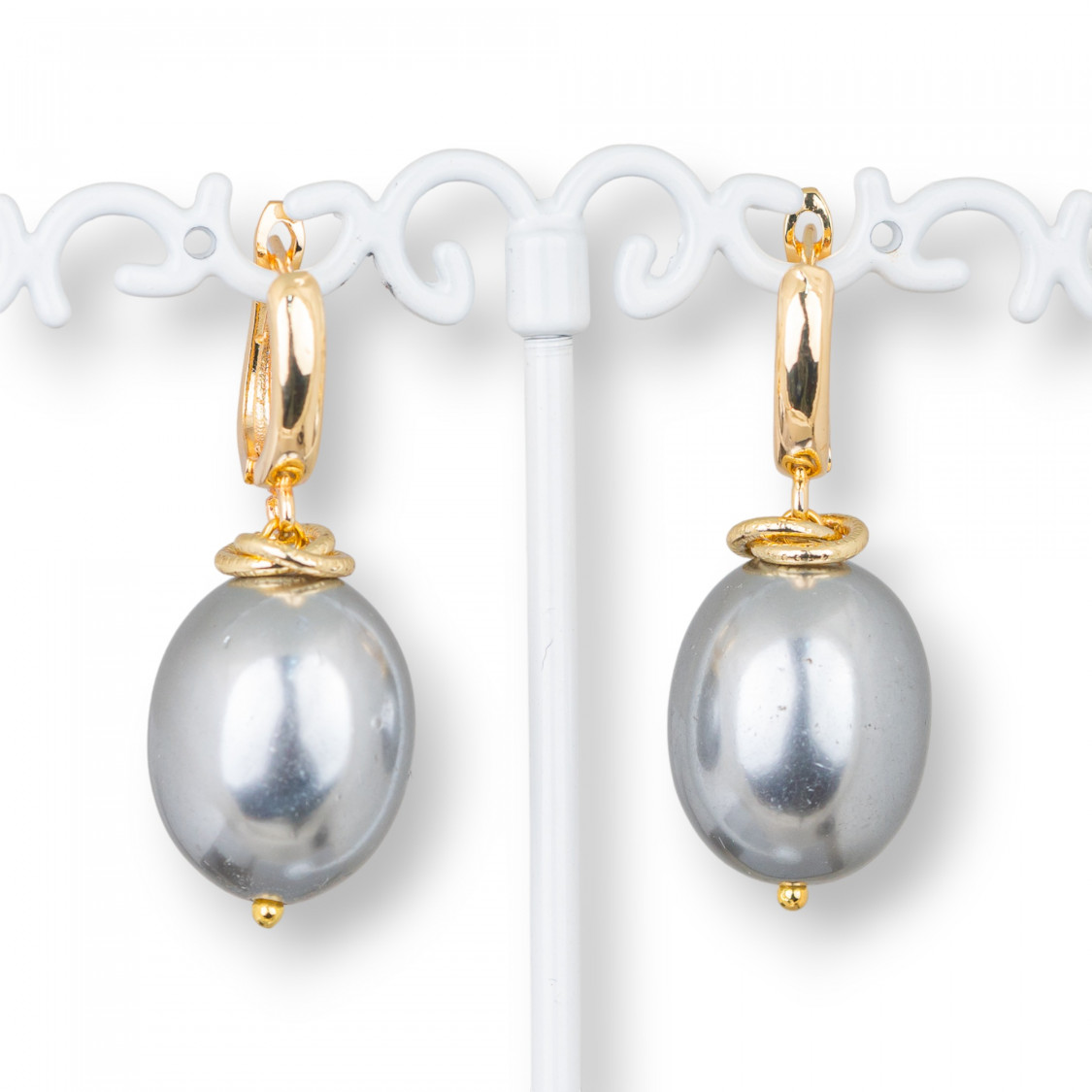 Pendientes de bronce con cierre de palanca y colgante de perla mallorquina de 15 x 40 mm en oro gris.-PENDIENTES HOT PICKS | Worldofjewel.com