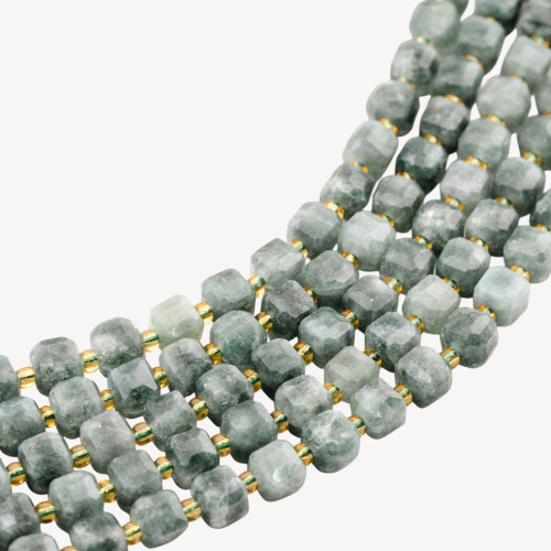 Jade verde oscuro de 8 mm con corte duro en forma de cubo facetado