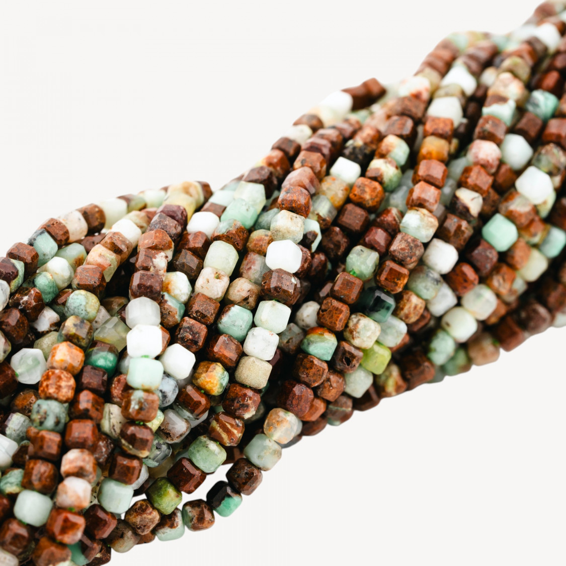 Giada Africana Cubi Taglio Sfaccettato 3,5mm-ΑΦΡΙΚΑΝΙΚΟΣ ΝΕΦΙΤΗΣ | Worldofjewel.com