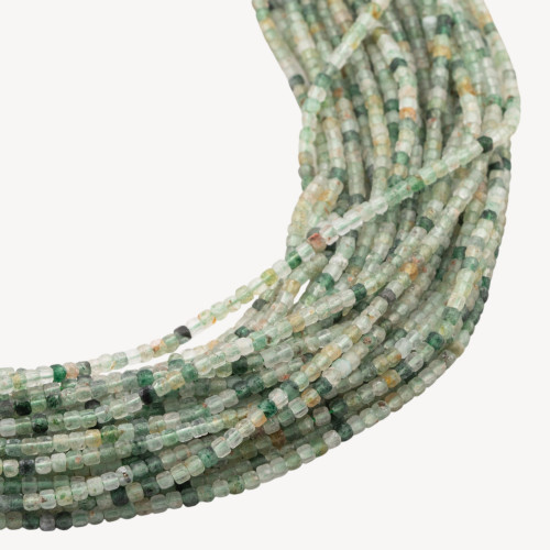 Grüner, rutilierter Quarzwürfel, hart geschliffen, facettiert, 3 mm