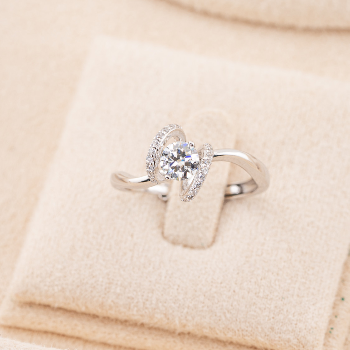 Anello In Argento 925 Con Moissanite-ANELLI IN MOISSANITE E ARGENTO 925 | Worldofjewel.com