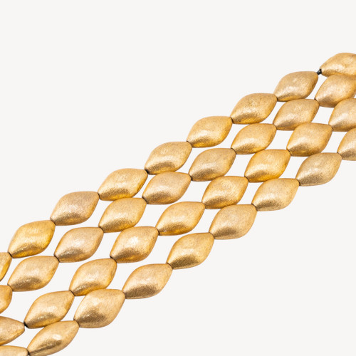 Cuentas de bronce chapadas en oro cepillado con forma de rombo biselado de 15 x 24 mm