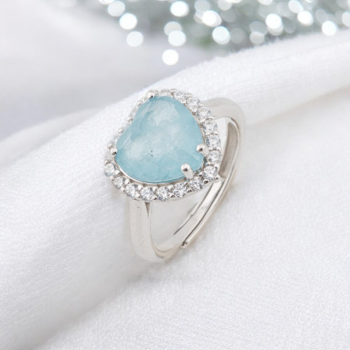 Ring aus 925er Sterlingsilber mit Zirkonia und weiteren Steinen in einem rhodinierten Herz aus Hellblau