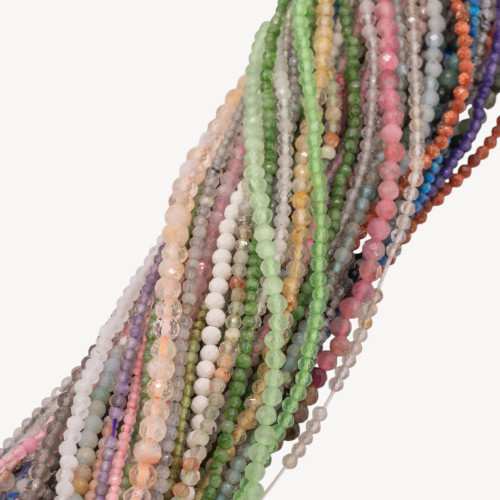 Konvolut von 50 Strängen natürlicher Edelsteinperlen, rund facettiert, diamantgeschliffen, 2-3-4 mm, zufällig sortiert