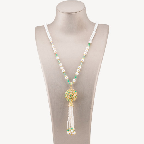 Collier en pierres semi-précieuses avec perle de Majorque, centre en filigrane de bronze et pompons, 90 cm, agate verte dorée