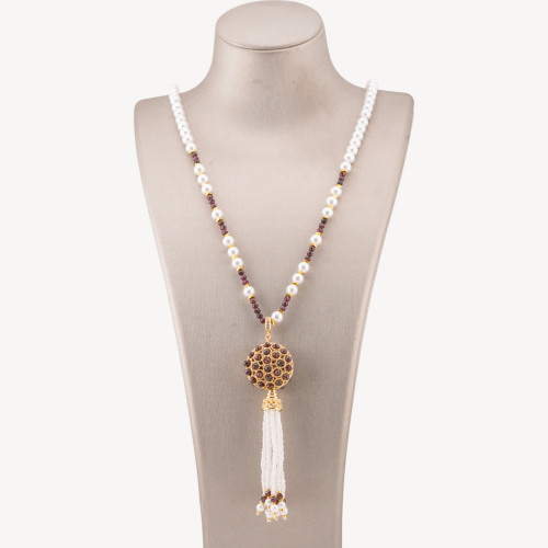 Collier en pierre semi-précieuse avec perle de Majorque, centre en filigrane de bronze et pompons, 90 cm, grenat doré