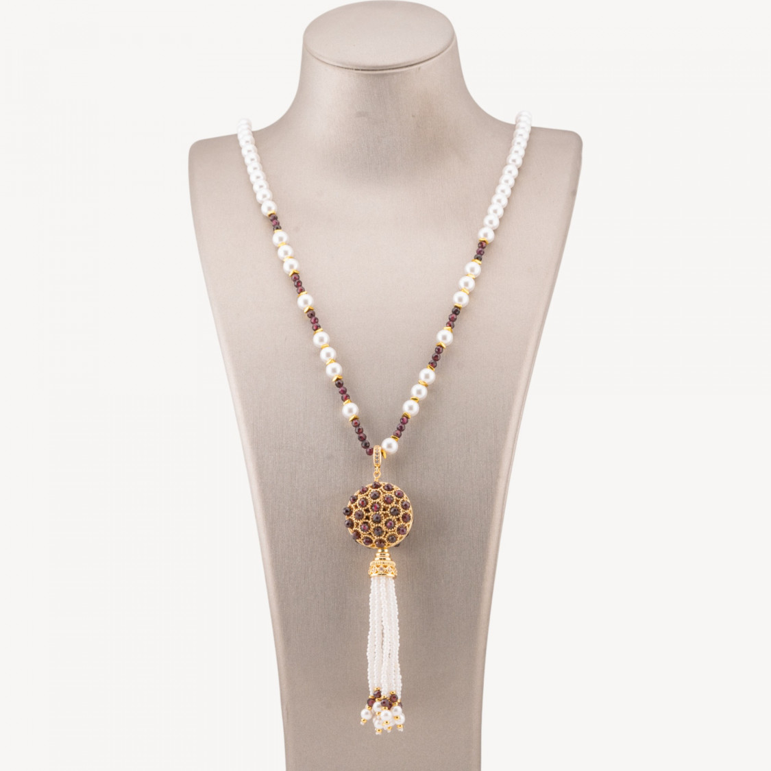 Collana Bijoux Di Pietre Dure Con Perla Di Maiorca e Centrale Di Bronzo Filigrana E Nappine 90cm Dorato Granato-CONCEPTION ITALIE | Worldofjewel.com