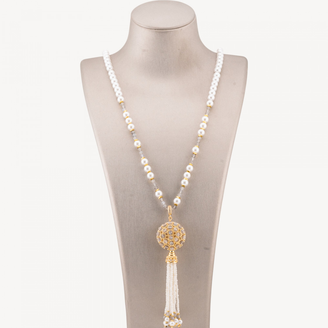 Collana Bijoux Di Pietre Dure Con Perla Di Maiorca e Centrale Di Bronzo Filigrana E Nappine 90cm Dorato Grigio-CONCEPTION ITALIE | Worldofjewel.com