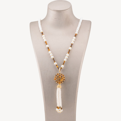 Collier en pierre semi-précieuse avec perle de Majorque, centre en filigrane de bronze et pompons, 90 cm, or mokaïte