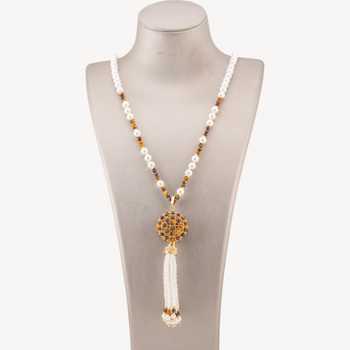Collana Bijoux Di Pietre Dure Con Perla Di Maiorca e Centrale Di Bronzo Filigrana E Nappine 90cm Dorato Mokaite-CONCEPTION ITALIE | Worldofjewel.com
