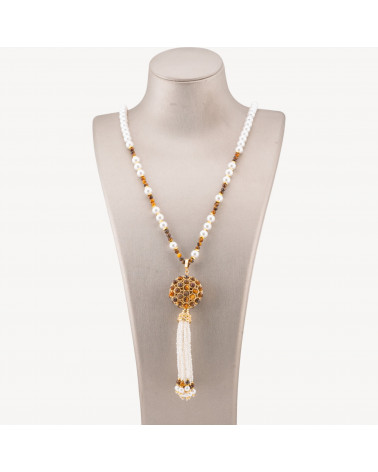 Collana Bijoux Di Pietre Dure Con Perla Di Maiorca e Centrale Di Bronzo Filigrana E Nappine 90cm Dorato Mokaite-CONCEPTION ITALIE | Worldofjewel.com