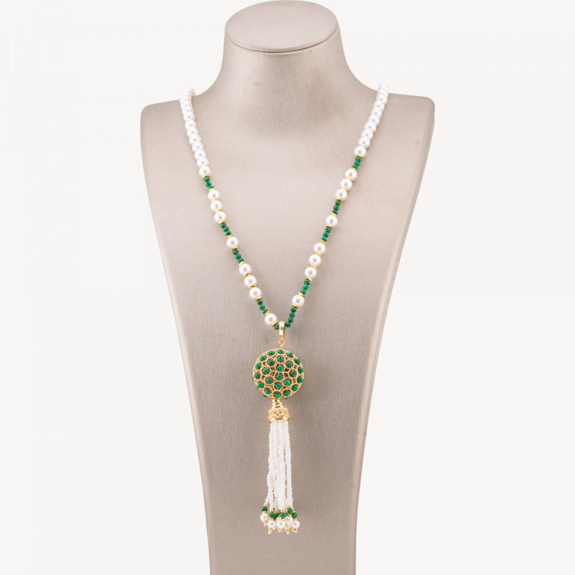 Collana Bijoux Di Pietre Dure Con Perla Di Maiorca e Centrale Di Bronzo Filigrana E Nappine 90cm Dorato Pasta Di Malachite-CONCEPTION ITALIE | Worldofjewel.com