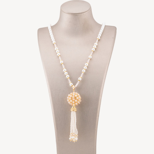 Collier en pierre semi-précieuse avec perle de Majorque, centre en filigrane de bronze et pompons, plaqué or 90 cm, quartz rose