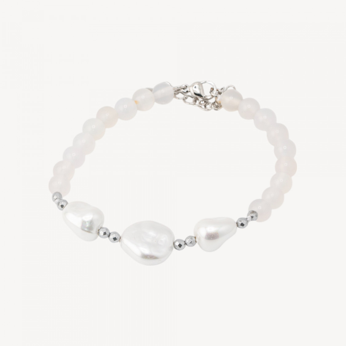Bracciale con Pietre Dure e Tre Perle di Maiorca 18,5cm + 5cm con Ematite Argentata e Agata Bianca-PIEDRAS DURAS | Worldofjewel.com