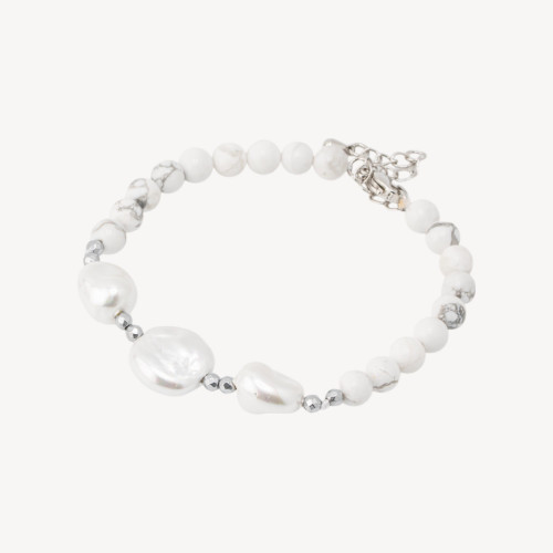 Bracelet orné de pierres semi-précieuses et de trois perles de Majorque (18,5 cm + 5 cm), d'hématite argentée et d'howlite.