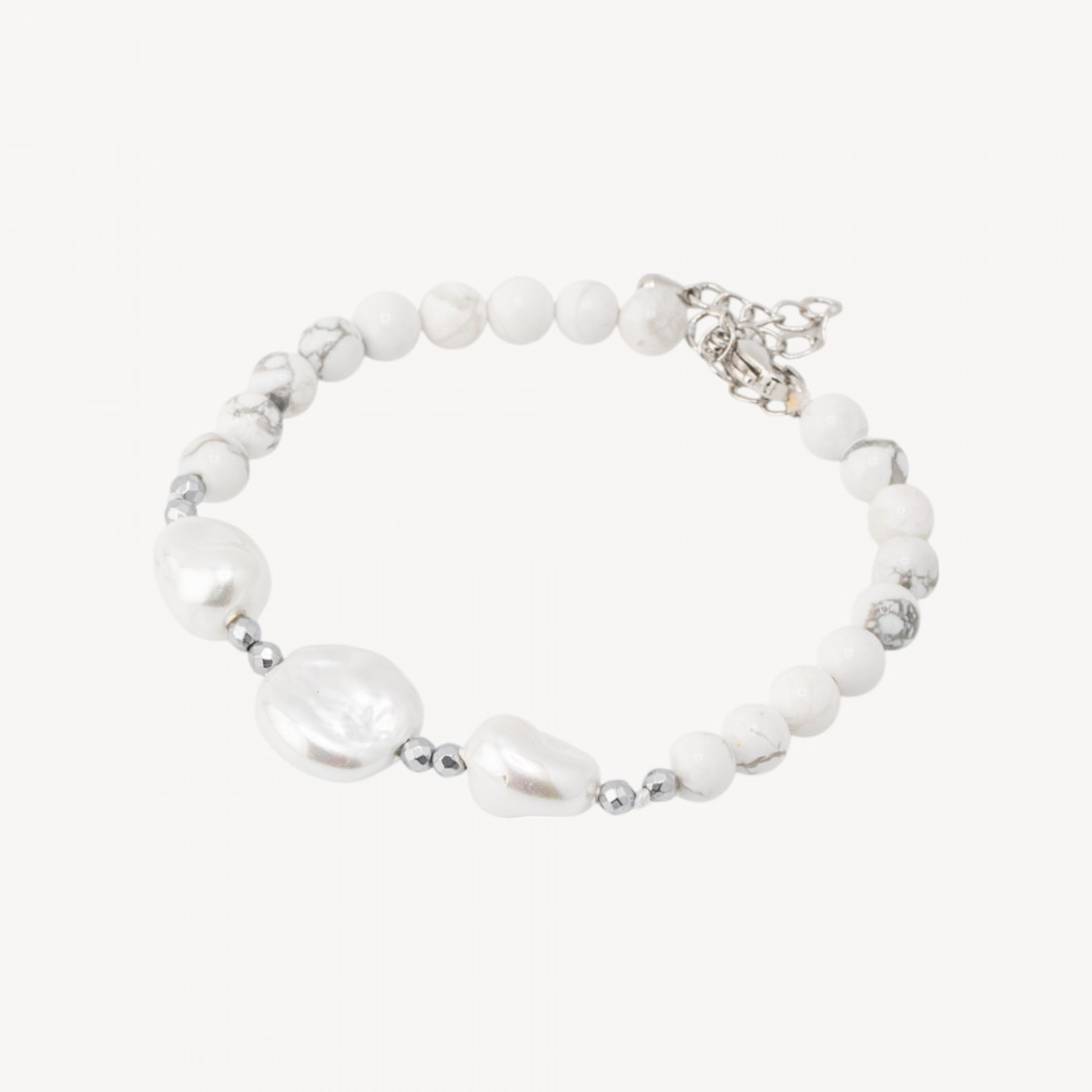 Bracciale con Pietre Dure e Tre Perle di Maiorca 18,5cm + 5cm con Ematite Argentata e Howlite-BRACCIALI DI PIETRE DURE | Worldofjewel.com