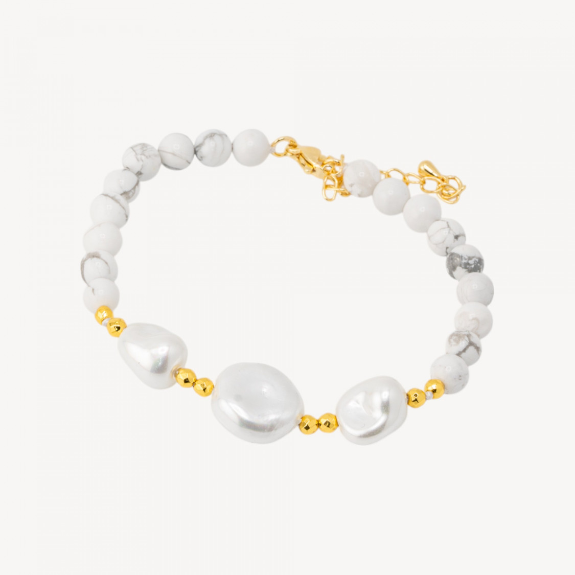 Bracciale con Pietre Dure e Tre Perle di Maiorca 18,5cm + 5cm con Ematite Dorata e Howlite-BRACCIALI DI PIETRE DURE | Worldofjewel.com
