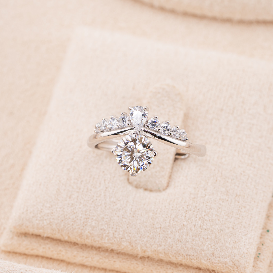 Anello In Argento 925 Con Moissanite MOD1442 Rodiato-ANELLI IN MOISSANITE E ARGENTO 925 | Worldofjewel.com Anello In Argento 925 Con Moissanite MOD1442 Rodiato-ANELLI IN MOISSANITE E ARGENTO 925 | Worldofjewel.com