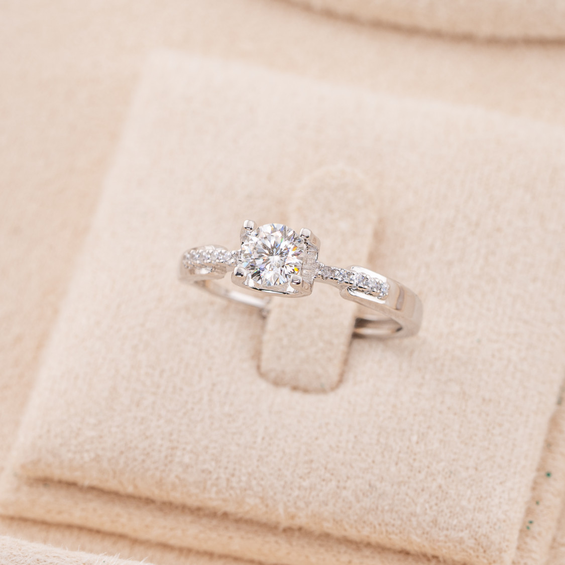 Anello In Argento 925 Con Moissanite MOD1446-ANELLI IN MOISSANITE E ARGENTO 925 | Worldofjewel.com