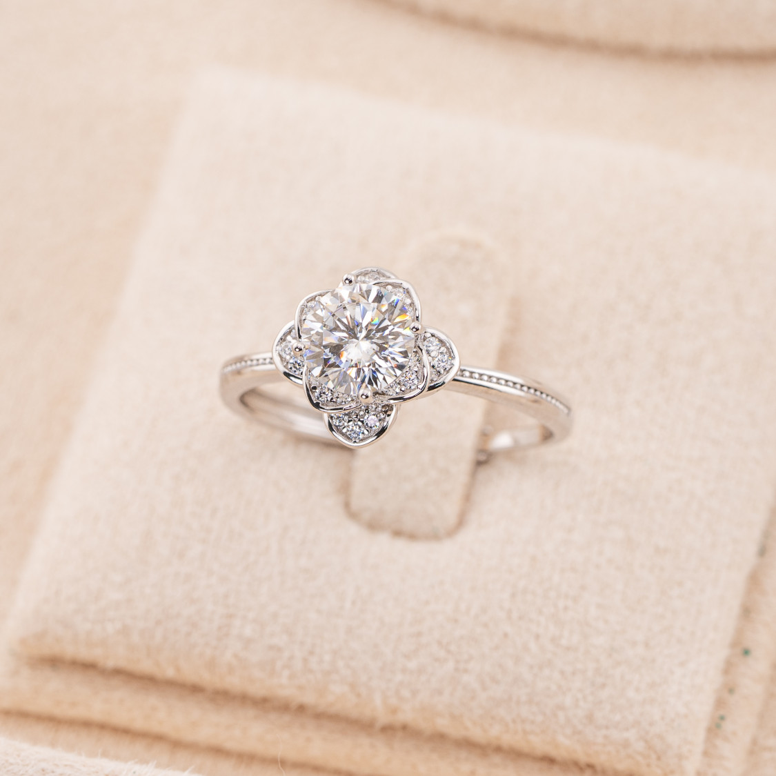 Anello In Argento 925 Con Moissanite MOD1448-ANELLI IN MOISSANITE E ARGENTO 925 | Worldofjewel.com