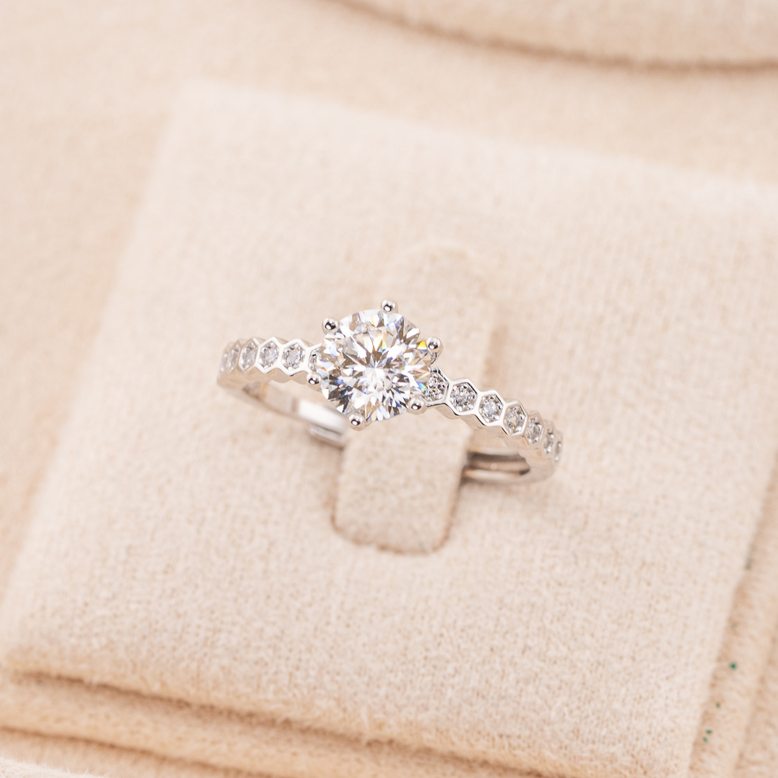 Anello In Argento 925 Con Moissanite MOD1449-ANELLI IN MOISSANITE E ARGENTO 925 | Worldofjewel.com