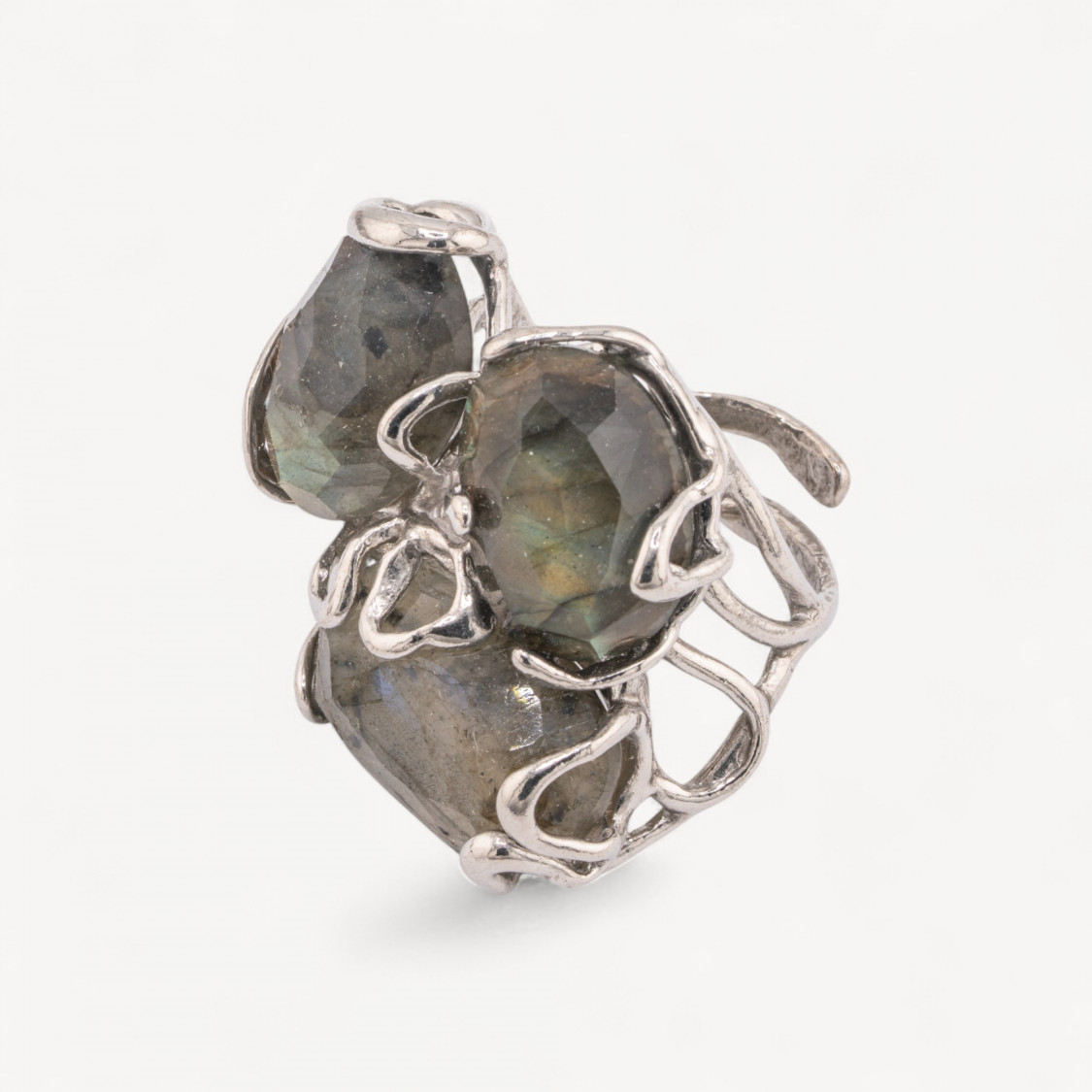 Bague ajustable en bronze rhodié de la collection Aurora ornée de labradorites | Bijou artisanal pour femme 32 x 36 mm-BAGUES POUR FEMMES AURORA LES PLUS VENDUES | Worldofjewel.com