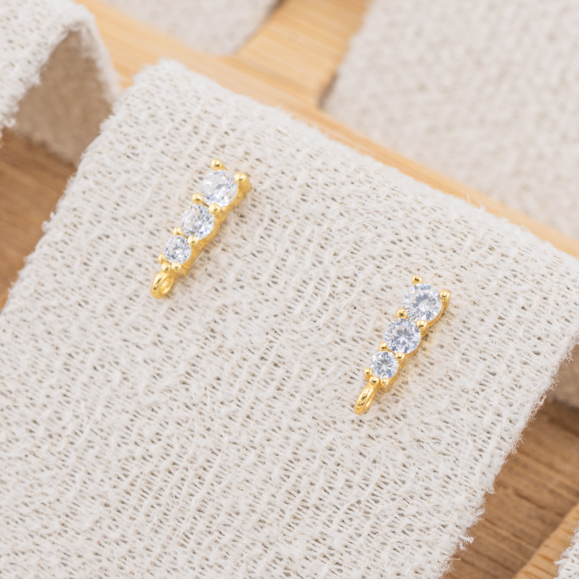 Base Per Orecchini In Argento 925 3 Punti Luce 2x10mm 3 Paia Dorato(Stoppino Non Incluso)-BASES DE BOUCLES D'OREILLES EN ARGENT 925 | Worldofjewel.com