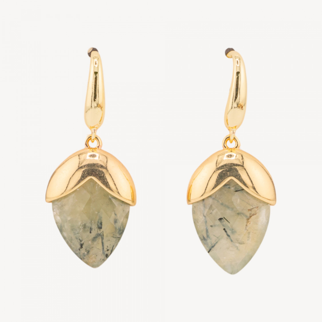 Pendientes de bronce con cierre de palanca y piedras preciosas facetadas en forma de gota de prehnita bañadas en oro de 18 x 45 -PENDIENTES HECHOS CON ESTILO | Worldofjewel.com