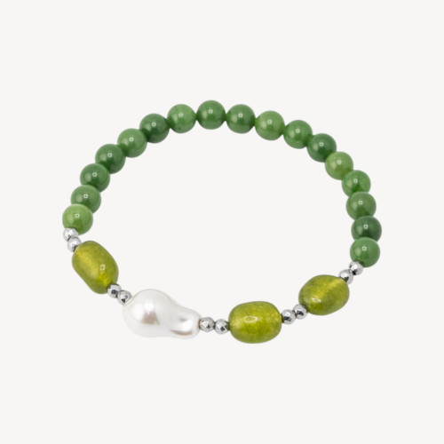 Elastisches Armband mit Halbedelsteinen und mallorquinischen Perlen, rhodiniertem Hämatit und waldgrünem Jade.