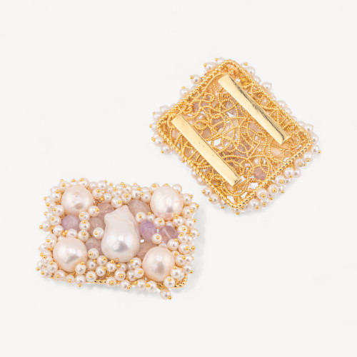 Élément central orné de perles, de pierres dures et de perles de rivière tissées sur une structure en filigrane 35x45mm 1pc Or A