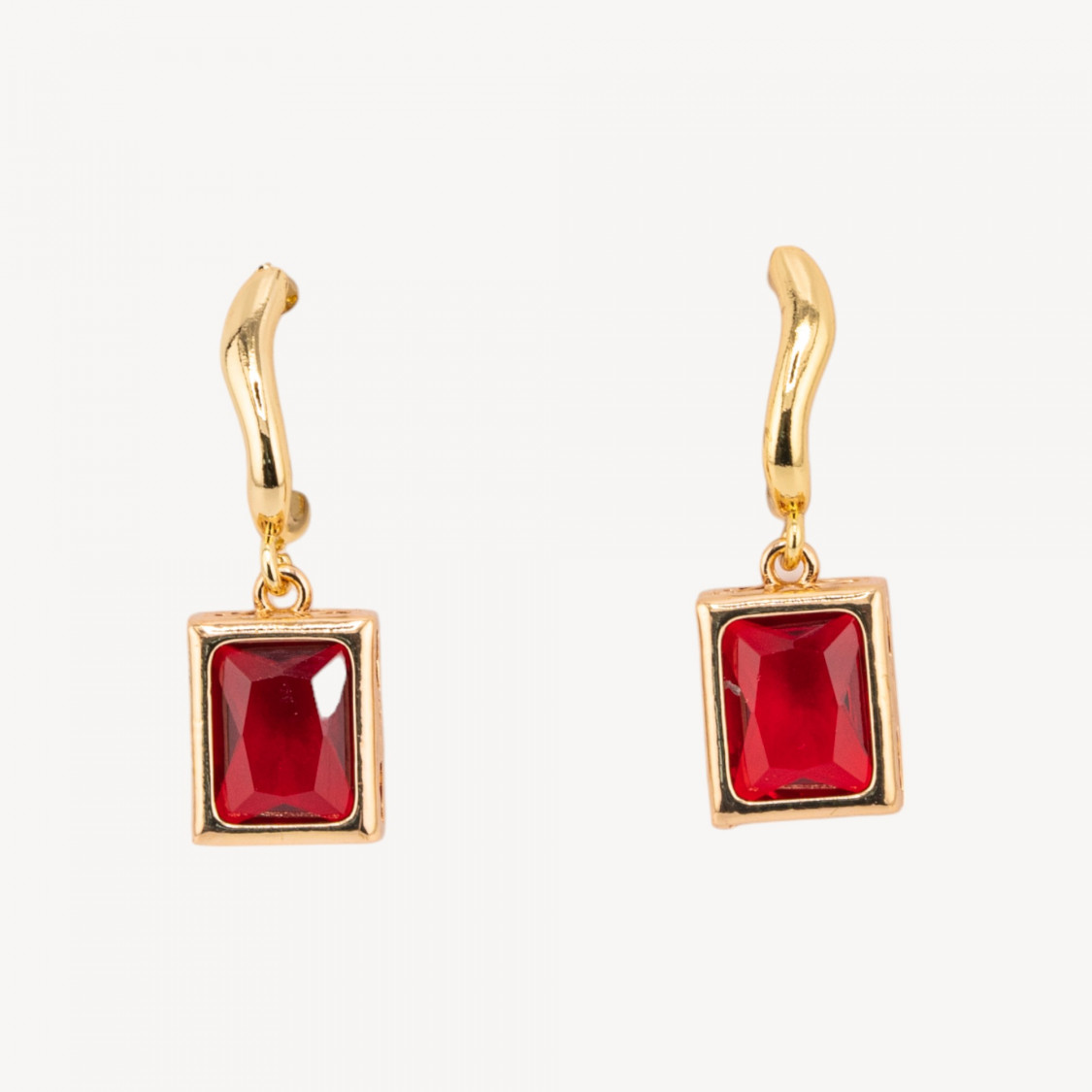 Pendientes de bronce con cristales rectangulares bañados en oro rojo rubí de 10 x 30 mm-PENDIENTES HOT PICKS | Worldofjewel.com