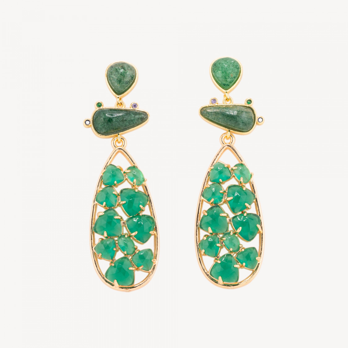 Boucles d'oreilles en bronze ornées de quartz fraise vert (21 x 65,5 mm) et de pierres œil-de-chat vertes.-BOUCLES D'OREILLES CONÇUES AVEC STYLE | Worldofjewel.com