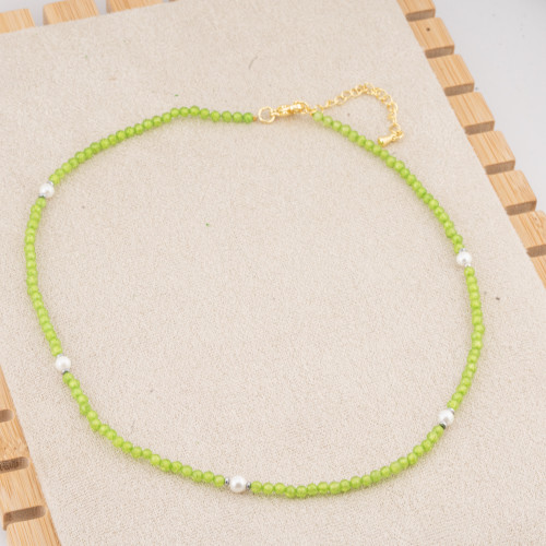 Collier de 10 pièces orné de cristaux verts et de perles de Majorque, avec fermoir et chaîne en acier plaqué or.