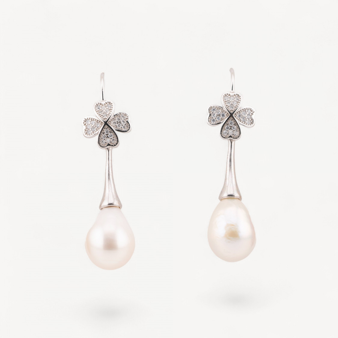 Boucles d'oreilles en argent 925 ornées d'un trèfle à quatre feuilles en zircon et de perles de rivière-ARGENT 925 DESIGN ITALIE | Worldofjewel.com