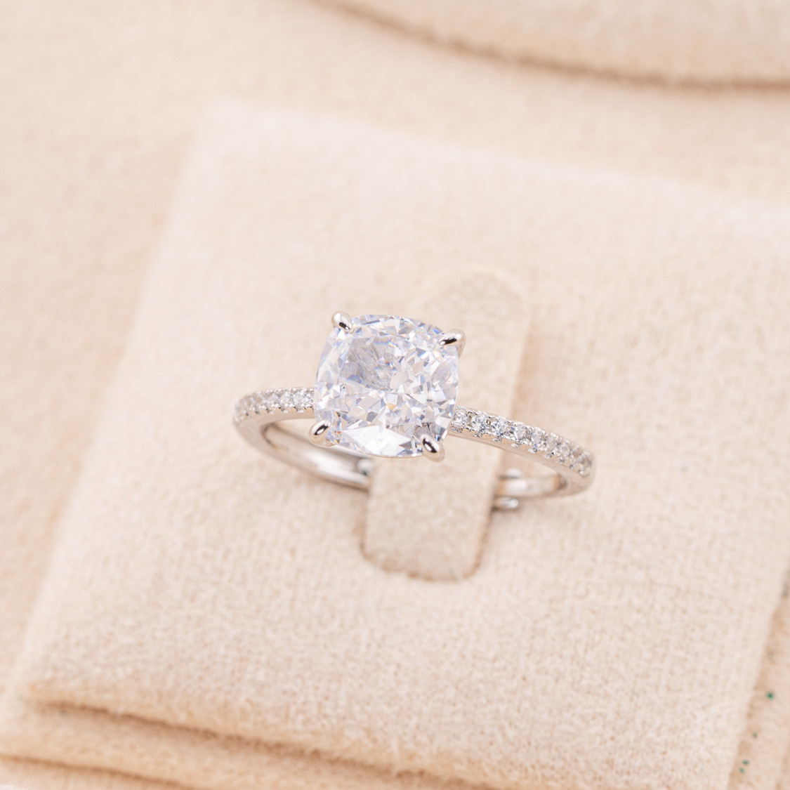 Verstellbarer Schmuckring aus 925er Sterlingsilber mit rhodiniertem, weißem, quadratischem synthetischem Korund JL200046-Ringe aus Moissanit und 925er Silber | Worldofjewel.com