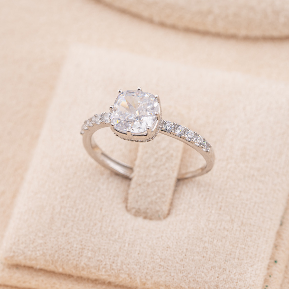 Verstellbarer Schmuckring aus 925er Silber mit rhodiniertem, weißem, quadratischem synthetischem Korund YJ-0342-Ringe aus Moissanit und 925er Silber | Worldofjewel.com