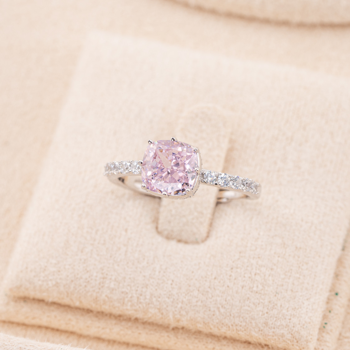 Anillo ajustable de plata 925 con corindón sintético cuadrado rosa rodiado YJ-0342-ANILLOS DE MOISSANITA Y PLATA 925 | Worldofjewel.com