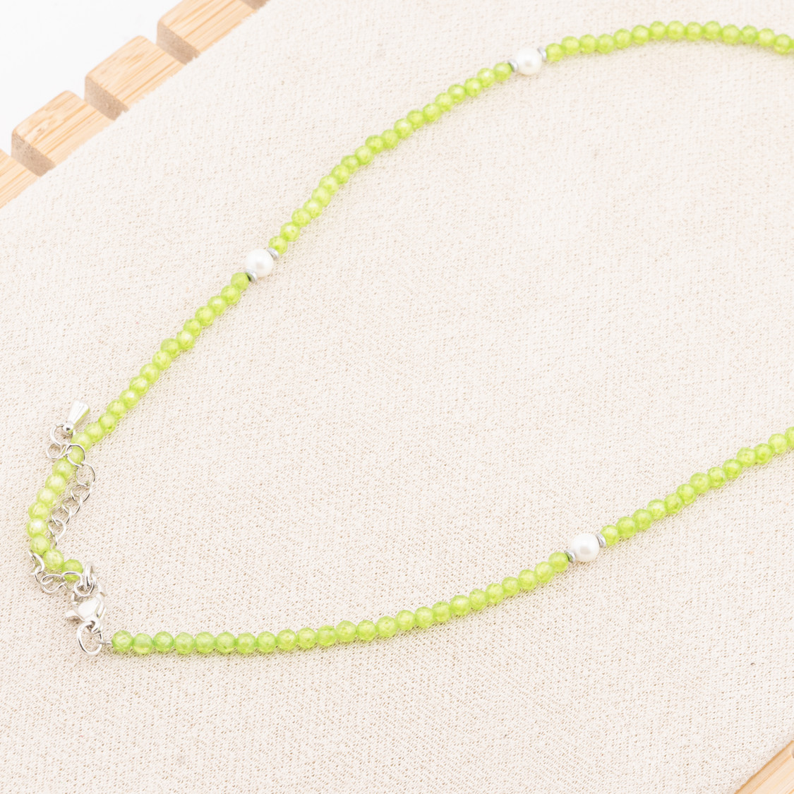 Collier de 10 pièces orné de cristaux verts et de perles de Majorque, avec fermoir et chaîne en acier rhodié.-COLLIERS DE BIJOUX | Worldofjewel.com